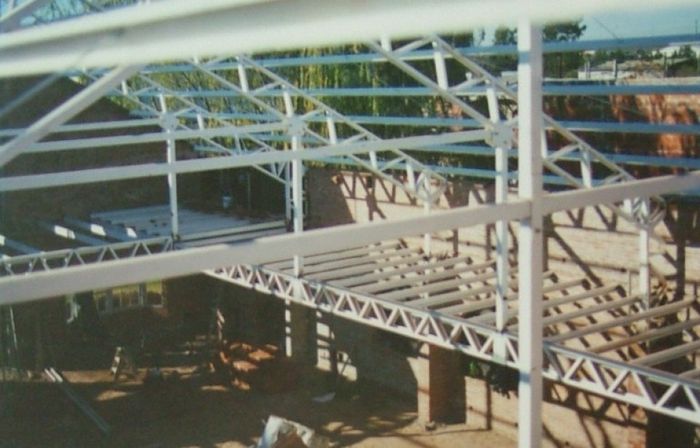 Detalle de estructura metálica en obra durante la construcción — Amione Construcciones, años 70