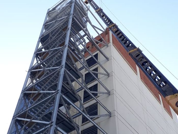 Escalera y estructura metálica especial de acceso, obra para Ciencias Económicas — Santa Fe