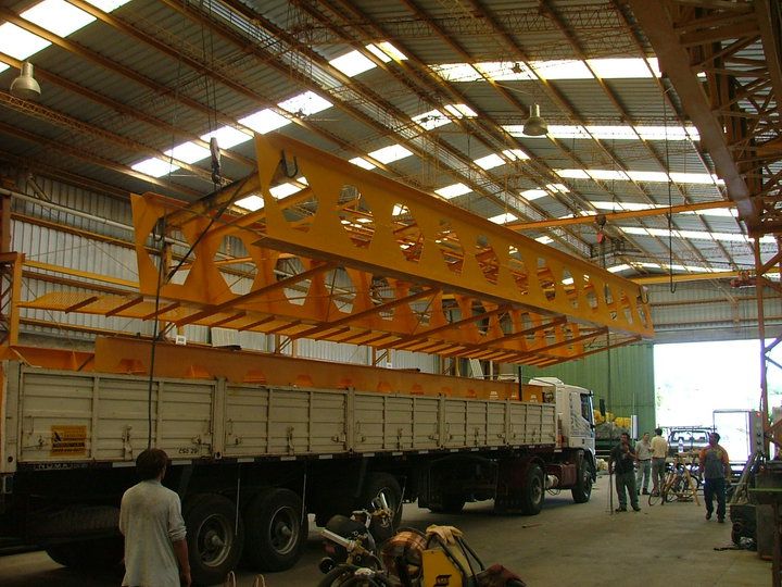 Carga de perfilería metálica en taller Amione Rosario