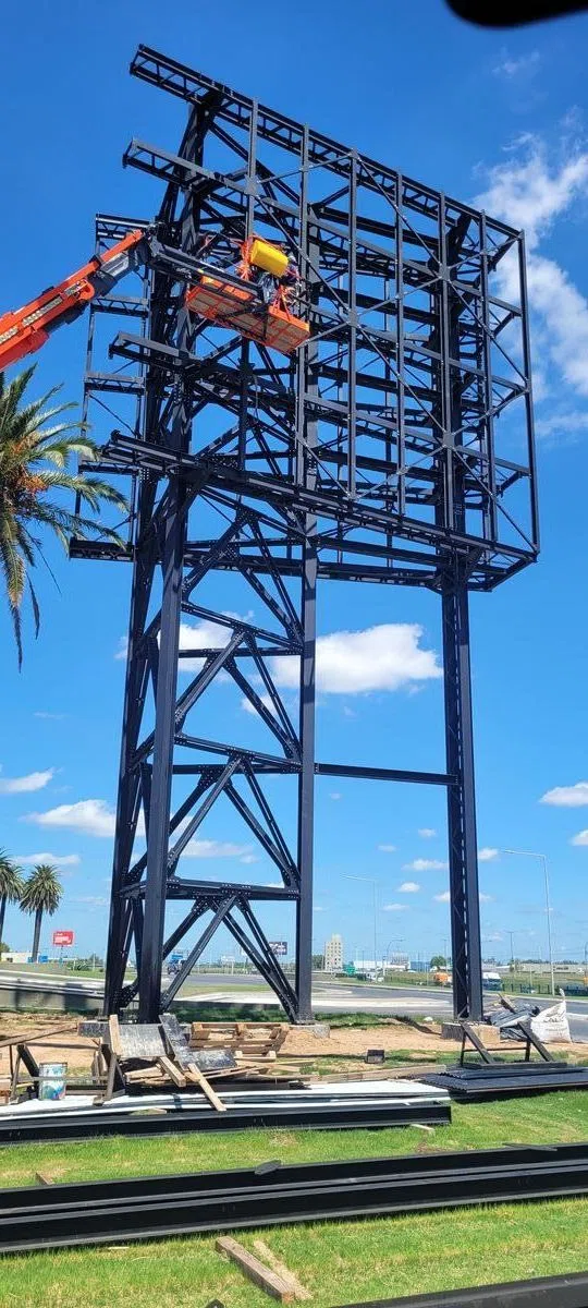 Casino City Center Rosario — Tótem pantalla LED estructura metálica