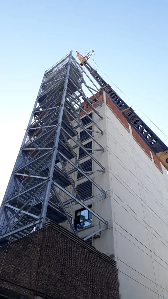 Consejo Ciencias Económicas Santa Fe — escalera de incendios exterior